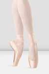 Dancer wearing Bloch Hannah pointe shoes en pointe, front view
